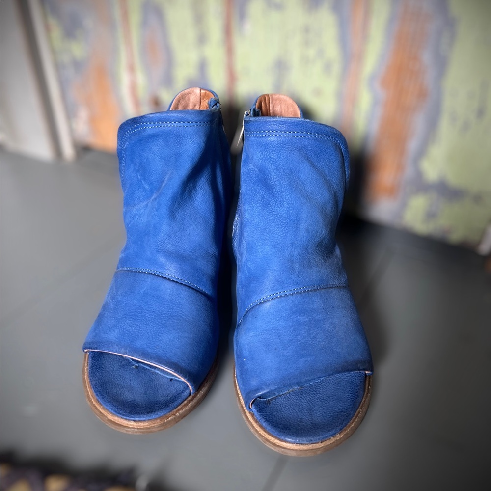 A.S.98 leather asymmetrical sandal electric blue